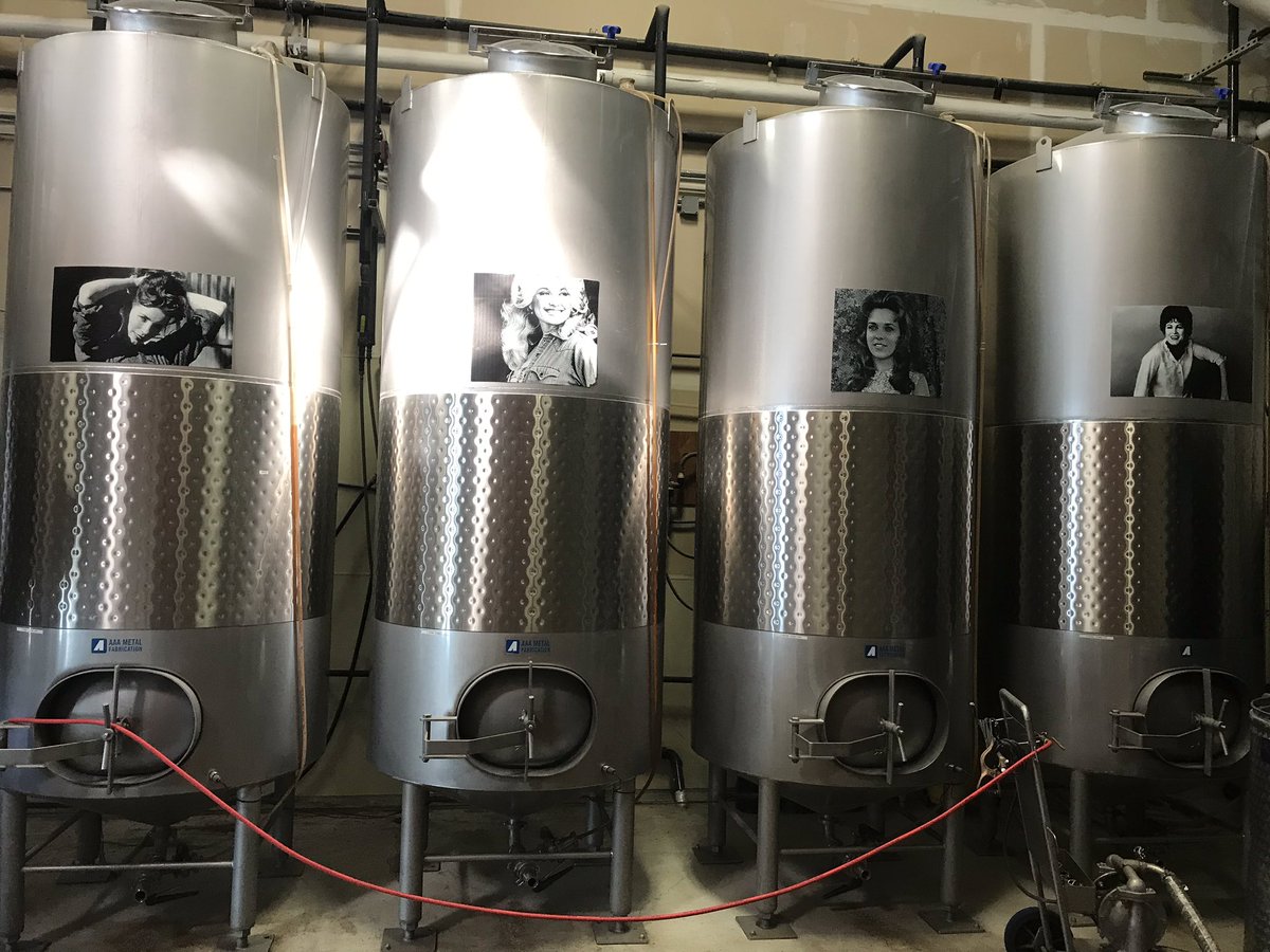 The_DonFonseca's tweet image. Winding up the last day of the “Blender’s Birthday Tour” a visit to a Phenomenal NW local #Distillery #2BAR was in order. KickAss Whisky ... Get cha sum @TraderJoes 🥃🥃🥃🥃🥃🥃❤️