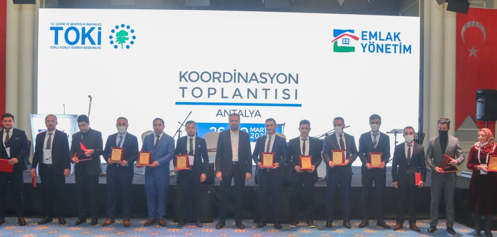 EmlakYonetim's tweet photo. Emlak Yönetim AŞ Genel Müdürü Ayhan Karaca, 2021 Koordinasyon Toplantısı’nda şirket personeline hitap etti.

Haberin Devamı: https://t.co/A6Di5VxosV https://t.co/dBxIeQAuwY