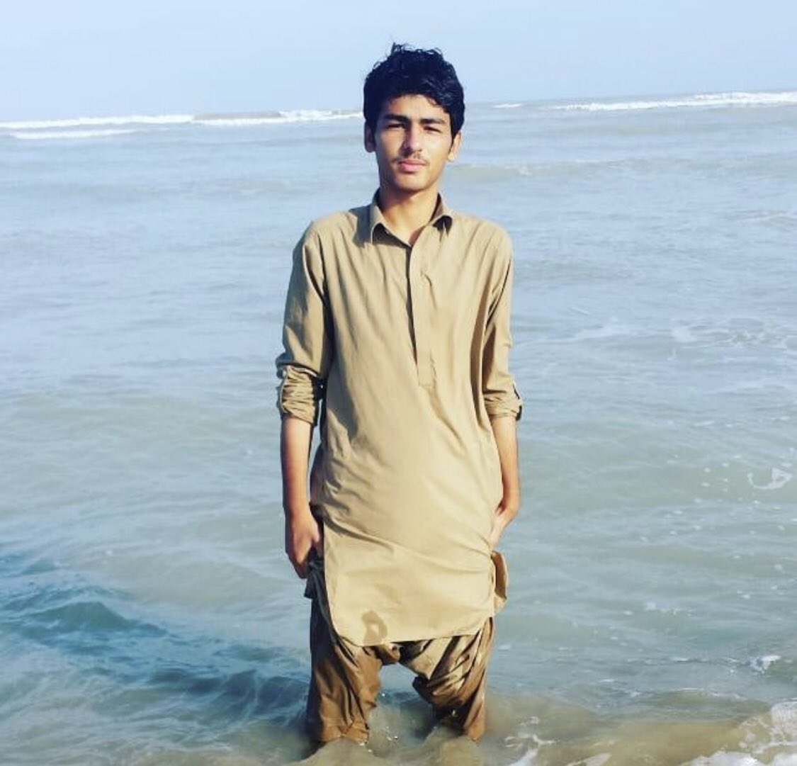 Durbibi6's tweet photo. ایسی جوان عمری، ایسی معصوم آنکھیں، ایسی شریر مسکراہٹ کو چیرتے ہوئے زرا سا احساس نہیں ہوتا؟ زرا سا خود سے ڈر نہیں لگتا؟ زرا سا خوف نہیں آتا خود کے درندے پن سے؟ زرا سا دل نہیں لرزتا؟ 

#SaveSayadBaloch https://t.co/tHXBABeL7H