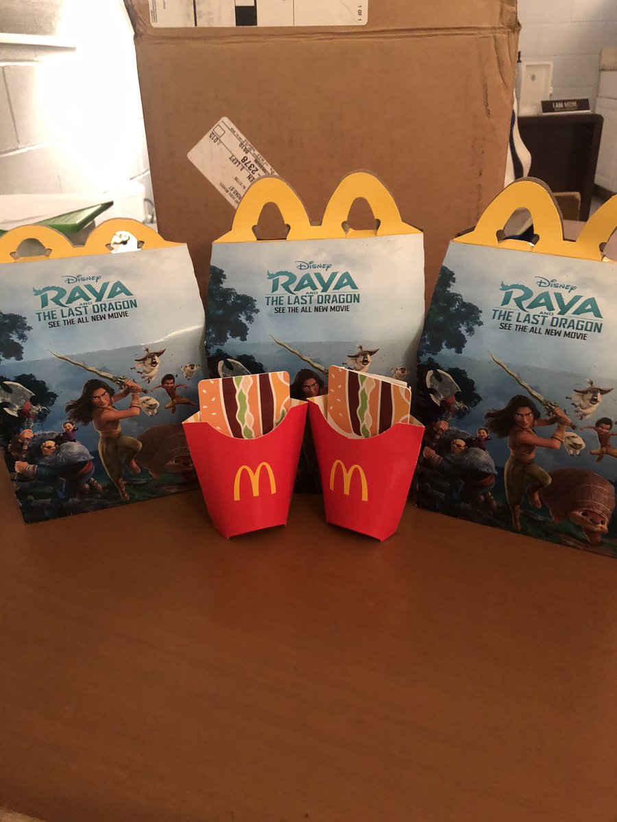 LindsayLCSW's tweet image. #SEL postcard comp awards! Way to go all involved. Thank you @McDonalds for the donations of gift cards and toys. @Keyport_GUID @KeyportSchools @KCSPrincipal @keyportsports