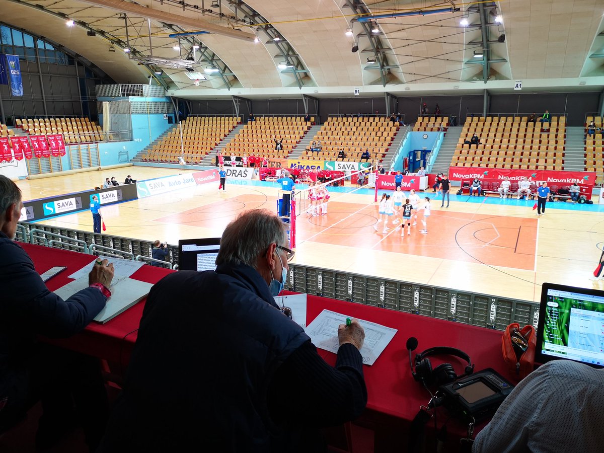 V finalu državnega prvenstva odbojkarice Calcita proti Mariborčankam povedle 2:0. Tudi tokrat po petih nizih (na razliko!). Kdaj bo tretja tekma, ni znano. Odpadla je tudi druga tekma finala med ACH-jem in Mariborom.
Za <a href="/vecer/">Večer</a> podrobno spremlja legendarni Zmago Gomzi.
<a href="/SloVolley/">Odbojkarska zveza Slovenije 🇸🇮</a>