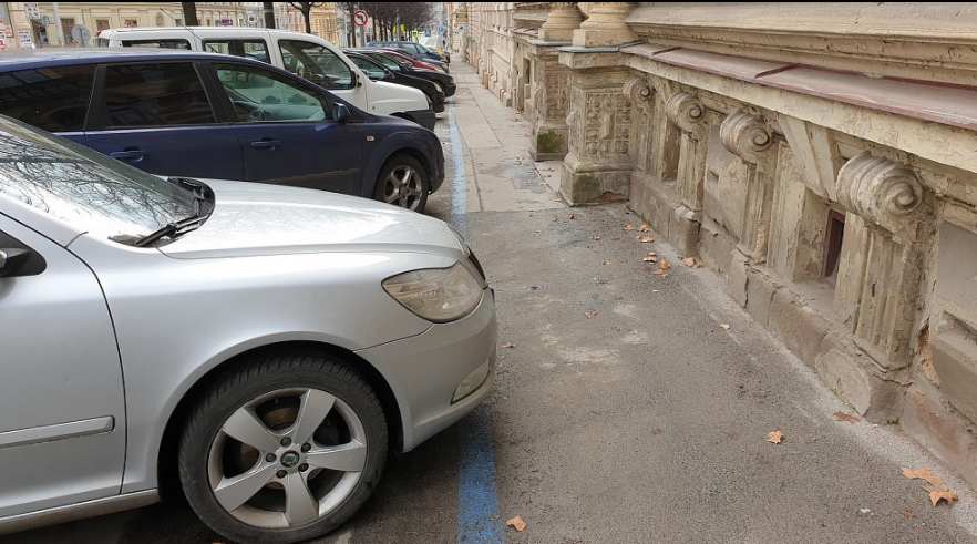 spolekautomat's tweet photo. @brnomycity @__lh_ Tak když jste u toho ptaní, nezapomeňte se zepat jak to dopadlo v ulici Veveří. Jak paní primátorka slibovala nápravu, vzpomínáte? 
(foto: Brněnský denník) https://t.co/uNGdU0rbUj