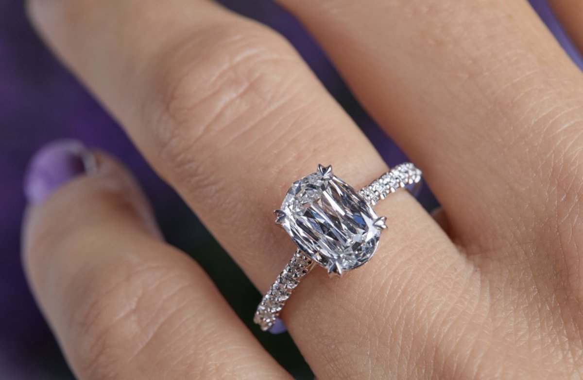 CrisscutNewYork's tweet photo. Repost @weddingringshop π
The power of a special setting π featuring a 2.00ct LβAmour Crisscut Oval center diamond. #choosecrisscut #christopherdesigns #madeinnewyork https://t.co/1J2OSXdryg