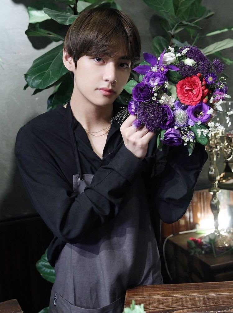 brattykv's tweet photo. taekook au

mob boss jungkook has succeeded in building a good image of himself in front of the pretty florist taehyung he’s crushing on.

it’s going well so jungkook isn’t the least bit surprised when taehyung steps closer to hug him after handing him a bouquet of flowers. https://t.co/Axs1FuYl5L
