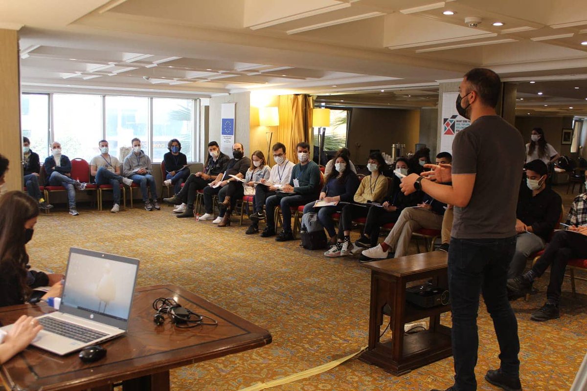 genclikvekultur's tweet photo. Derneğimizin de kurucu üyesi olduğu @yerelgenclikagi 'nin ilk toplantısı @PiGenclikDer   ev sahipliğinde İzmir'de gerçekleşti.
"İnsan Hakları ve Hak Temelli Çalışma Eğitimi'ne" derneğimiz adına Mazlum Bucuka ( @zervanoo ) katıldı. Eğitimin ilk gününden görüntüler. #siviltoplum https://t.co/p3lJUPSz1O
