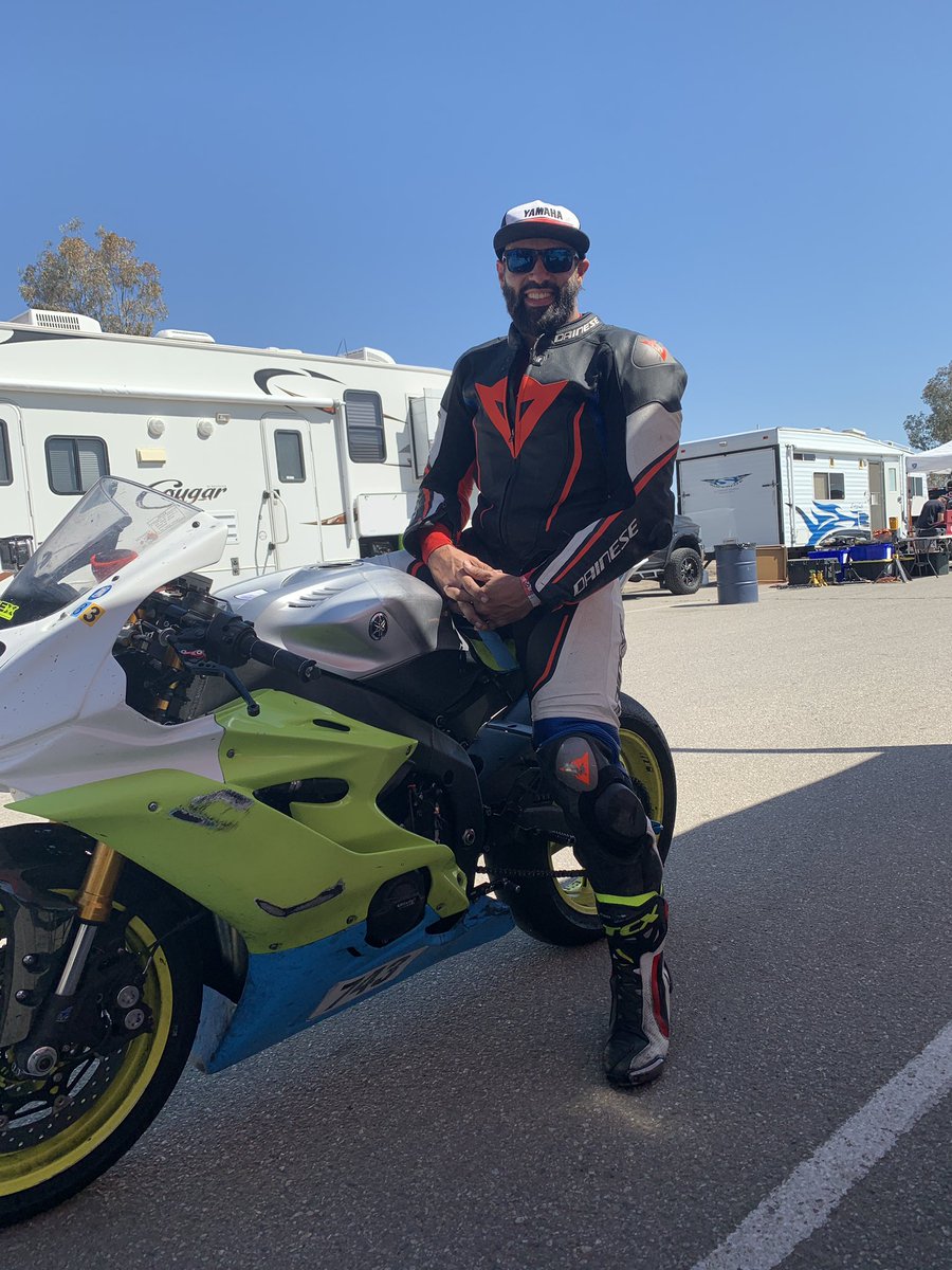 #bootsontheground at <a href="/ApriliaOfficial/">Aprilia</a> Racer Day here in #buttonwillow #focusonboots #racing #trackday #getsome