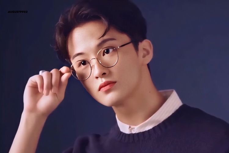 black hair lee mark is his nerd persona