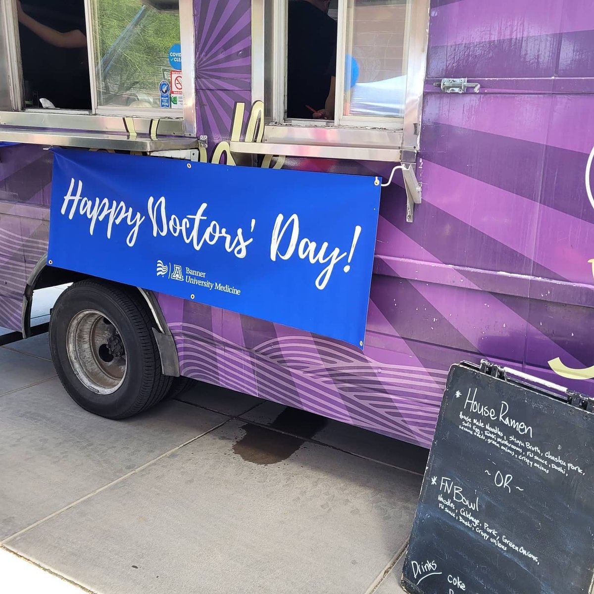 ArizonaPodiatry's tweet photo. Happy Doctor's day from @BannerHealth Tucson South campus! Come get some delicious food. #doctorsday #Foodtruck #Tucson #uofa @DpmNaren https://t.co/Q1gGozUUsA