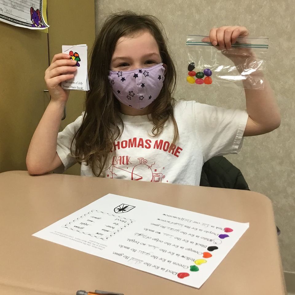 stmschoolatown's tweet image. #STMlearning Today in religion, our 1st Graders used jelly beans to learn about Jesus’s sacrifice at the cross: the jelly bean prayer. We made a little prayer booklet, did a partner activity, and then got to eat the color jelly beans as we reviewed what each color meant! 🖤❤️