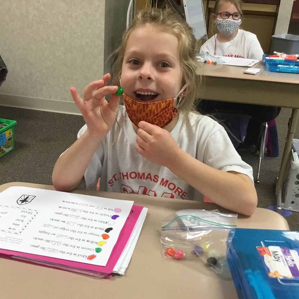 stmschoolatown's tweet image. #STMlearning Today in religion, our 1st Graders used jelly beans to learn about Jesus’s sacrifice at the cross: the jelly bean prayer. We made a little prayer booklet, did a partner activity, and then got to eat the color jelly beans as we reviewed what each color meant! 🖤❤️