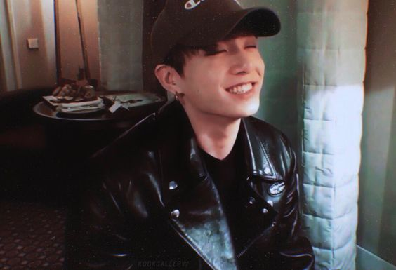 supremestae's tweet photo. şapka takan jeon jungkook the best yanlış mı düşünüyorum https://t.co/OsdyoLzKC4