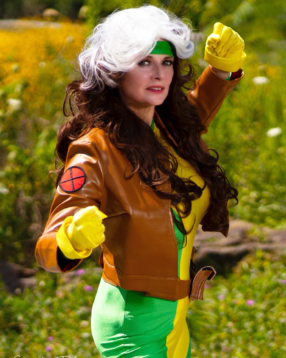 amhcosplays's tweet photo. 𝘼𝙝'𝙢 𝙜𝙞𝙫𝙞𝙣𝙜 𝙮𝙤𝙪 𝙤𝙣𝙚 𝙡𝙖𝙨𝙩 𝙘𝙝��𝙣𝙘𝙚 𝙩𝙤 𝙨𝙪𝙧𝙧𝙚𝙣𝙙𝙚𝙧, 𝙨𝙪𝙜𝙖𝙝. 𝘼𝙛𝙩𝙚𝙧 𝙩𝙝𝙖𝙩, 𝙞𝙩 𝙘𝙤𝙪𝙡𝙙 𝙜𝙚𝙩 𝙪𝙜𝙡𝙮.
Continuing #marvelmonday with Rogue! Who is your favorite Classic X-Men mutant? #cosplay #classicrogue #xmen #marvel #marvelcomics https://t.co/stGOtDAAT7