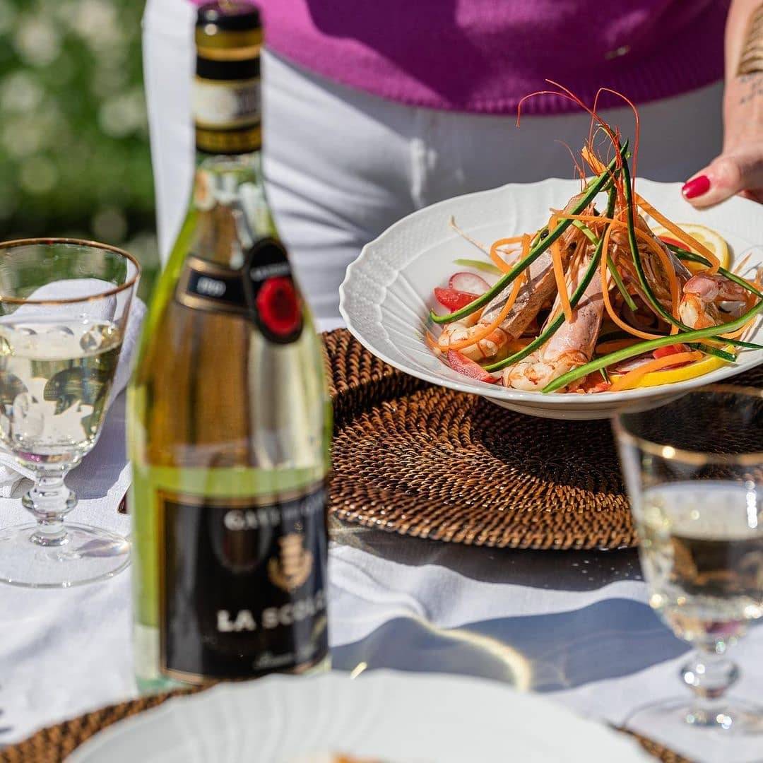 All this glorious spring weather is perfect timing for alfresco dining this week and a delicious chilled bottle of Gavi dei Gavi from @soldatichiara is the perfect accompaniment ☀️
Available to be delivered directly to your home   😎
#eurowines #winetime #winemerchant
