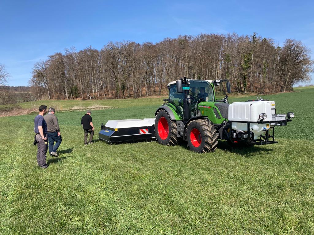 ecorobotix's tweet photo. [FR]Livraison, formation et premiers désherbages de champs chez Andrey SA dans le canton de Fribourg
[ENG]Delivery, training and first weeding of fields at Andrey SA in the canton of Fribourg
#smartweeding #ARA_sprayeur #AGTech https://t.co/im4aecSNnP