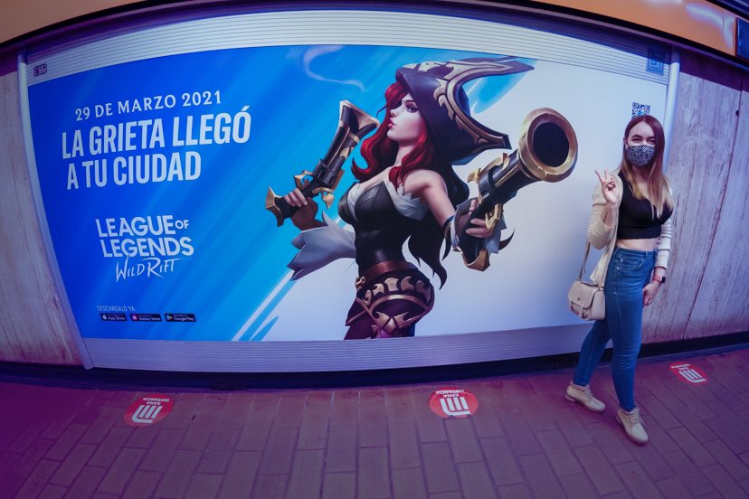 Hoy es el lanzamiento oficial de <a href="/wildriftLATAM/">League of Legends: Wild Rift LATAM</a> y hasta salí de mi casa de la emoción porque quería ver cómo se veía por la CDMX 🤭 #lolcitosalvaje 
Están en varios metros, se toparon ya con alguno?