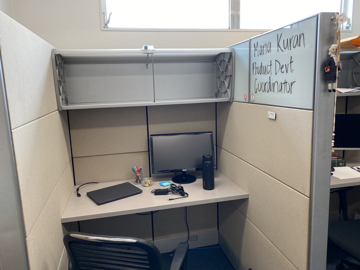 KuranMaria's tweet photo. First day :’) am a cubicle girl now https://t.co/5Zq2efdgbp