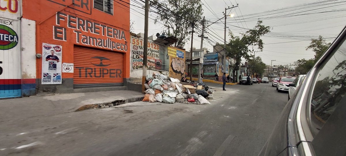 ACasillas23's tweet photo. @PROFEPA_Mx @SEDEMA_CDMX esto en camino a Santa Fe, pudieran apoyarme con el trámite ya que cada semana es lo mismo. Montañas de basura, es un foco de infección. https://t.co/dmJi6BBlzm