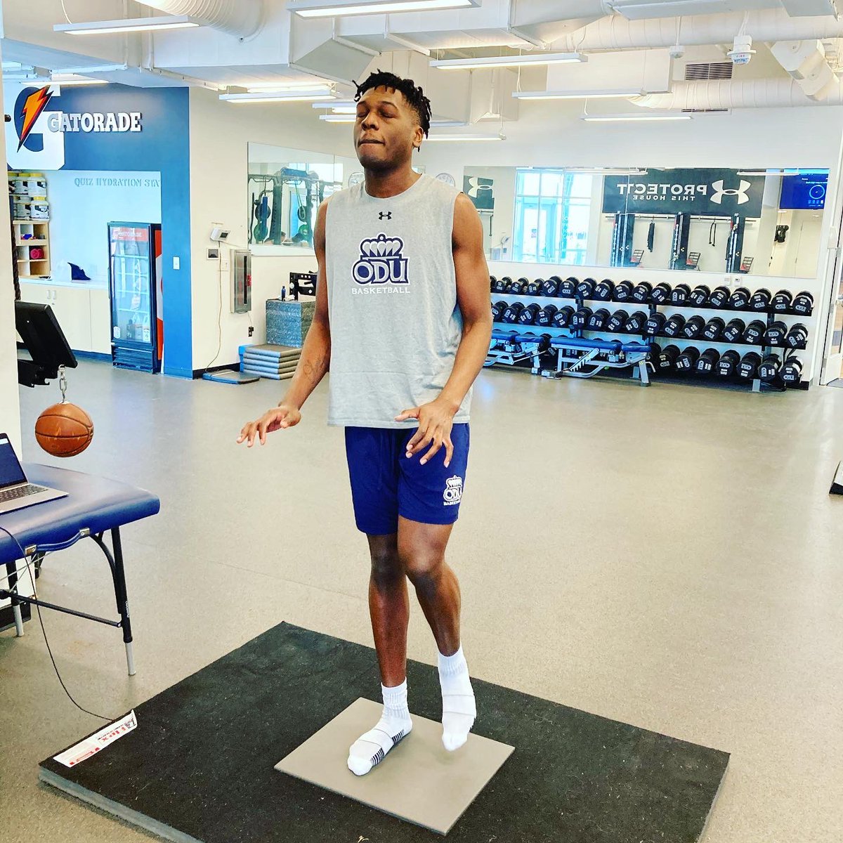 BeEliteDaily's tweet image. Post Season Training: Day 1 with @SpartaScience @js2elite_ll @Tony2ones @brady_oc14 @ODUMensHoops 📈📊🦁🏀

#postseason #sparta #odu #mbb #hoops #training