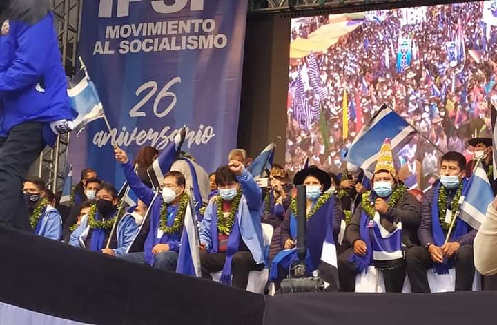 ECsutcb's tweet photo. Participamos en los 26 años aniversario del MAS-IPSP, en servicio al pueblo boliviano con políticas de inclusión social, redistribución económica, ¡¡muchas felicidades!!🏳️‍🌈💙🤍
#VamosASalirAdelante🇧🇴 https://t.co/yVcwBw96Dh