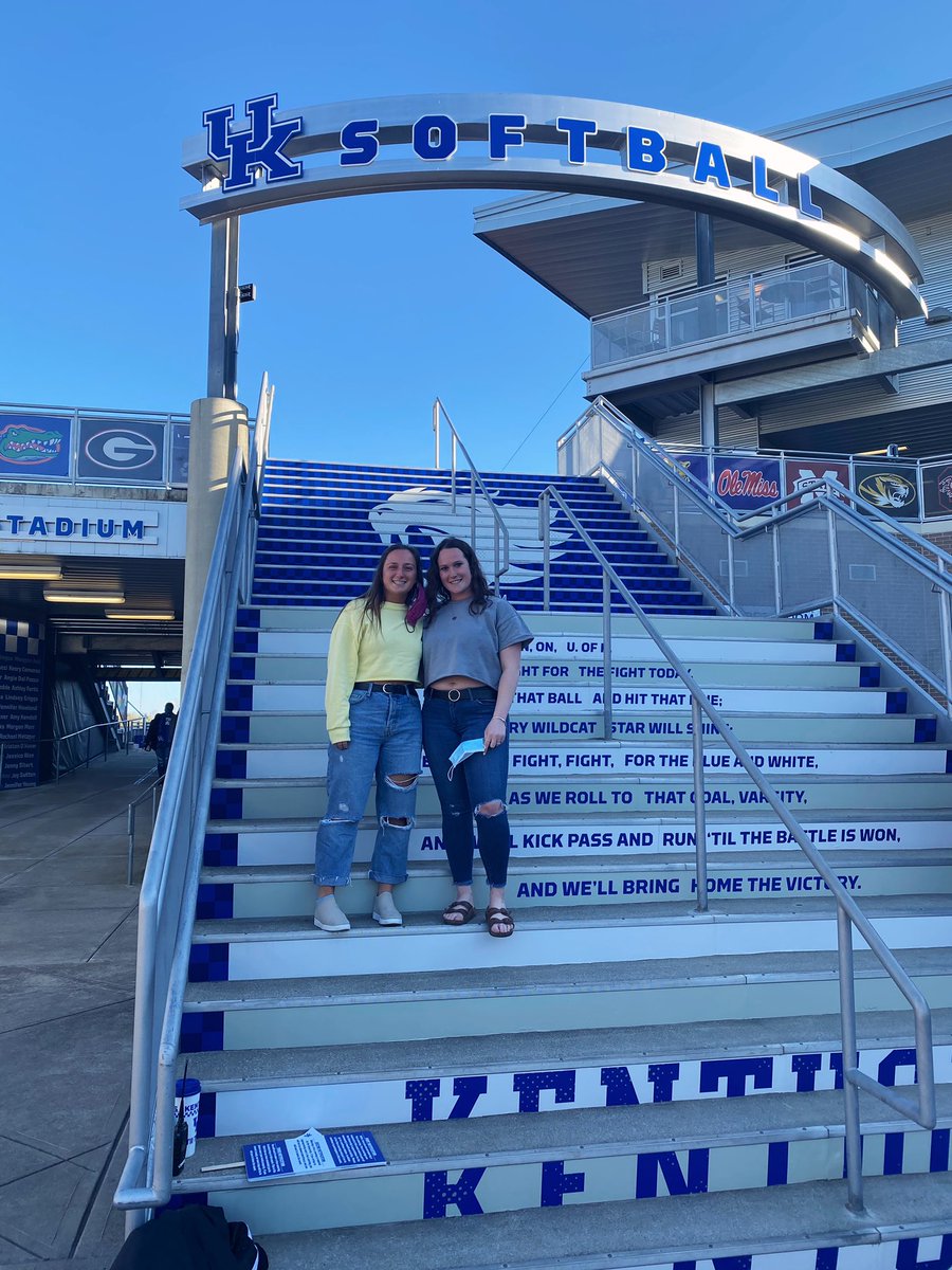 E_Moneeeey's tweet photo. Enjoying watching two of my favorite teams play tonight while on spring break with my best friend! #WeAreUK https://t.co/uAciIGnfiX