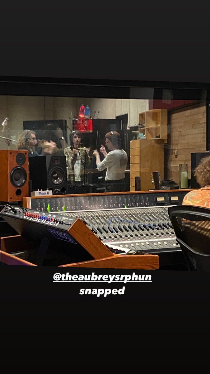 fwolfhardupdate's tweet photo. βThe Aubreys snappedβ
New photo of Finn Wolfhard and Malcolm Craig in the recording studio with Twin Peaksβ Colin Croom
π·: Finn via IG Story https://t.co/CfEeIHnSFk