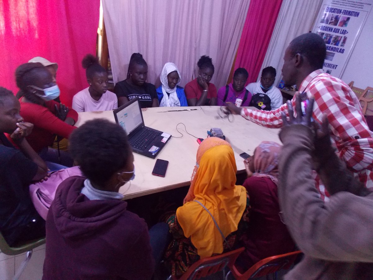 ArduinoSenegal's tweet image. Merci encore pour cette collaboration @MyHumanKit @donilab #ArduinoD21 learn and share #feux #signalisation #Robotics #station #meteo #poubelle #intélligente @senfablab systeme de drainage @lambayecenter #gants avec capteurs de flex #CollègePetiteLande #kebetu #Dakar