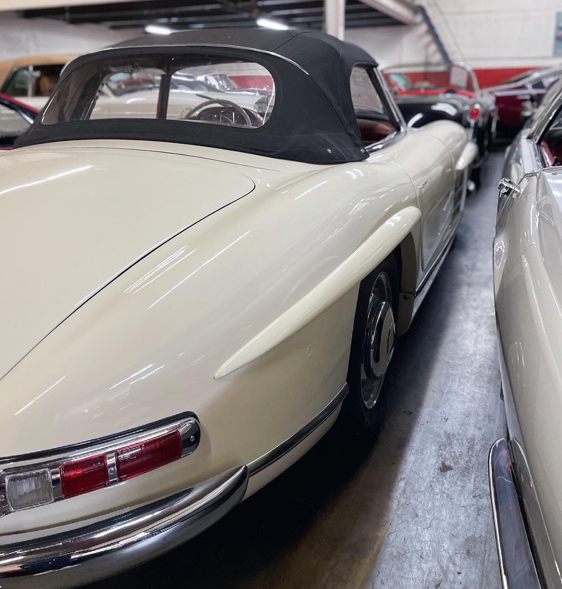 rcomediagroup's tweet photo. This is the absolutely stunning 1957 Mercedes-Benz 300SL Roadster. One of the most iconic cars ever built by @MercedesBenz and one that comes with some very unique history.
Learn the full story here: https://t.co/10HTlS1SWX
#300SL #Mercedes #MercedesBenz #Mercedes300SL #AMMEDIA https://t.co/iMKbVid3hX