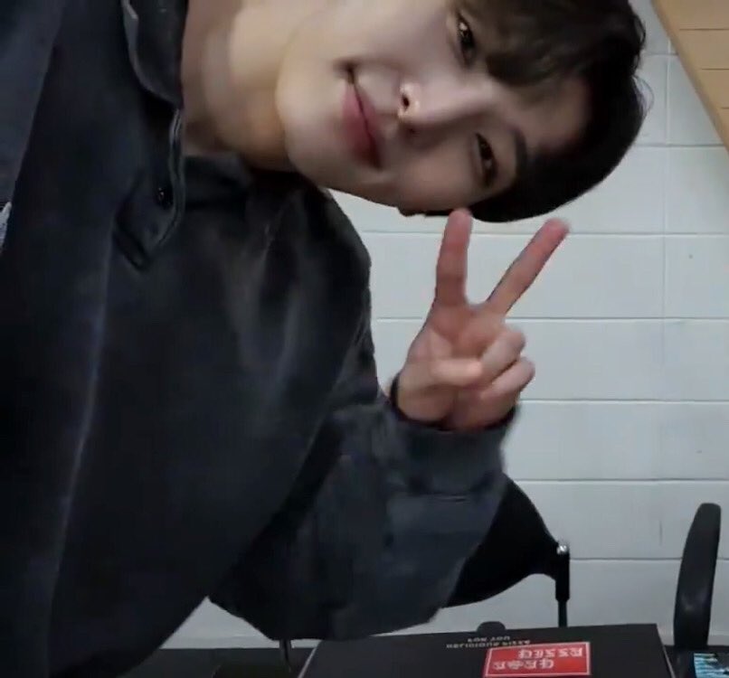 lqseoho's tweet photo. #ONEUS #SEOHO | #원어스 #서호 https://t.co/z4fiP5ifun
