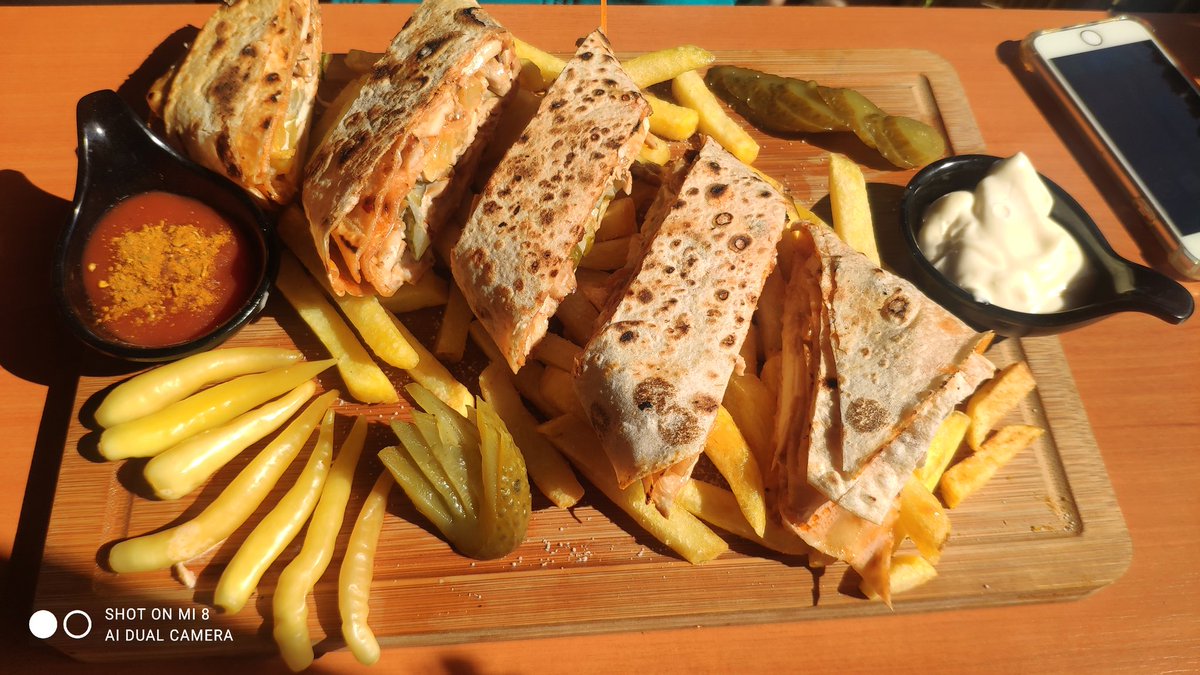 Arabic Döner diye Bi gerçek var. Böyle çıtır patates üzerine kızarmış ekmekli. Kaşarı akıyor böööle. Sarımsaklı mayonez sosla baharatlı ketçapa batıra batıra nassı yenir var yaa.... 😋 🤤
