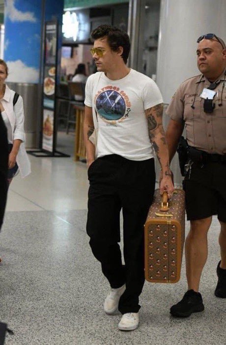 hstylespics's tweet photo. harry styles on this day. https://t.co/qAwL9bMpwY