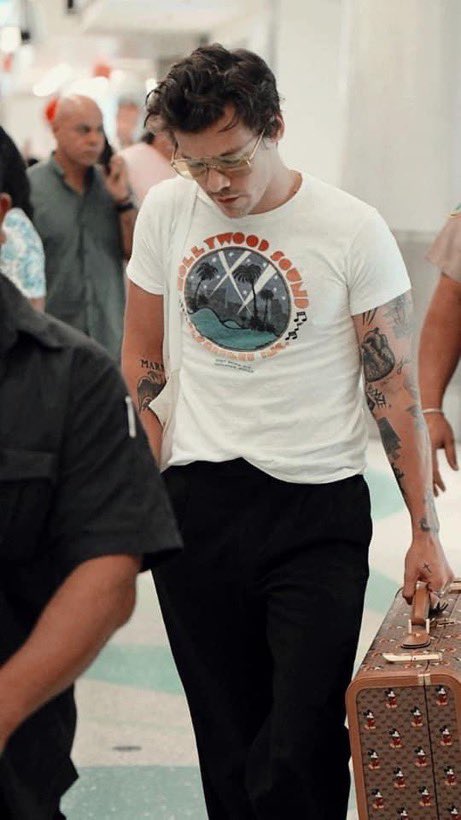 hstylespics's tweet photo. harry styles on this day. https://t.co/qAwL9bMpwY