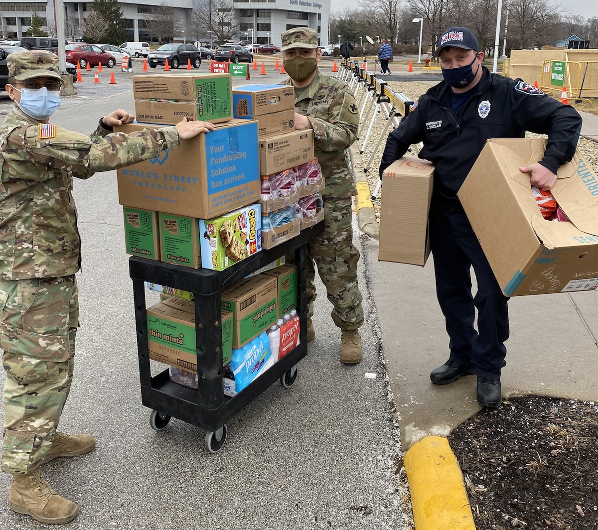 USO_of_Illinois's tweet photo. As our military members continue to fight on the frontlines of the COVID-19 pandemic, the USO is by their side. Last week, USO Illinois road warriors visited 5 COVID-19 sites to serve over 500 military members. #USO #USOConnects #OntheRoad https://t.co/645RFetn9b