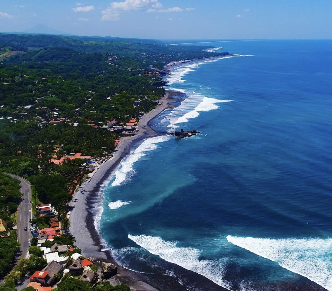 Vista aérea de Playa El Tunco 🌊🐷

¡Donde merezco estar! 🇸🇻😍