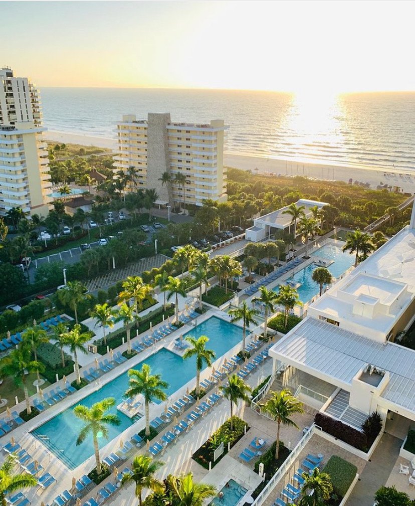 MarriottVacClub's tweet photo. Dreaming of golden sunsets and poolside paradise? Organize those dreams and save Marriott’s Crystal Shores to your #MVCWishlist
#MarcoIsland #LoveFL #Sunset (Photo:@GinaFerwerda) https://t.co/XMVlisKyPf