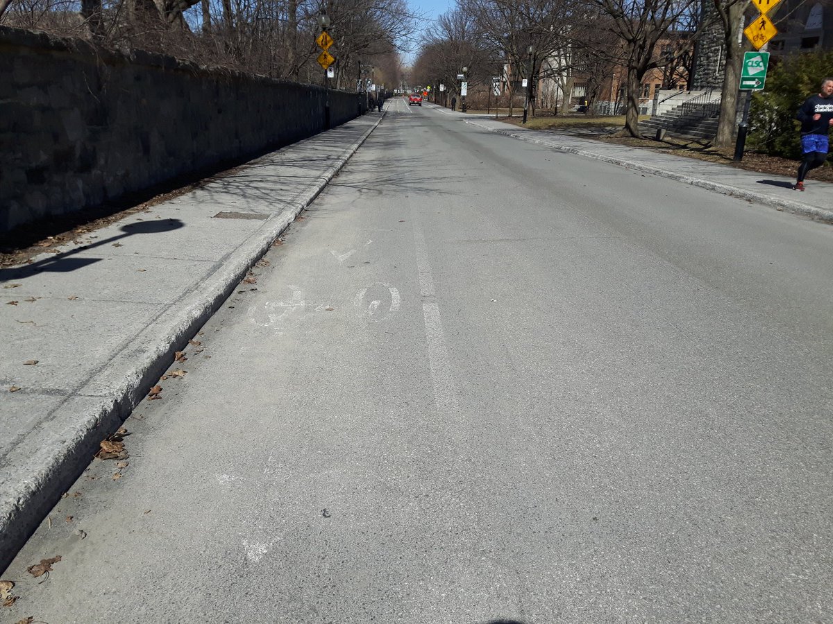 ahuncycle's tweet image. Oui! On est en plein centre de la piste bidirectionnelle qui manque de  peinture sur Gouin près de l&apos;école secondaire Sophie-Barat! Sécuritaire? #Ahuntsic #cssdm #csdm #velomtl #polmtl #polmtl @AhuntsicCartier