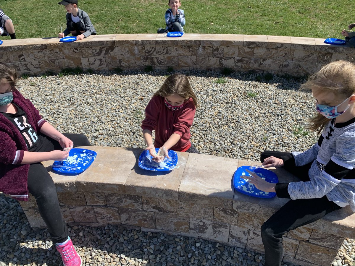 MsNicoleNoonan's tweet photo. We had so much fun during science today! Playing with a non-newtonian fluid! #RHRaccoons @RobertHunterES https://t.co/wSa5K1iZwW