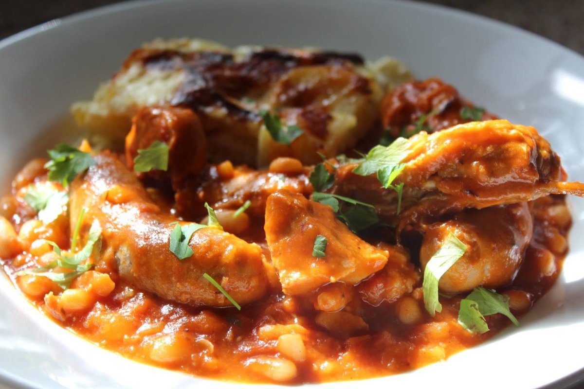 Фасоль тушеная в томатном соусе. Фасоль тушеная в томатном соусе с мясом. Фасоль с мясом тушеная. Свинина с бобами. Красная фасоль в томатной пасте.