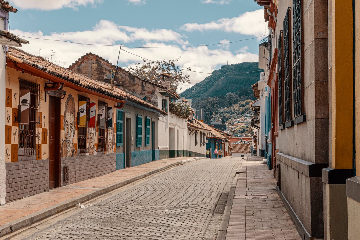 Deslúmbrate con la arquitectura colonial que se mantiene al día de hoy en La Candelaria, con construcciones que datan de hace cientos de años, recorre el Centro histórico de punta a punta y déjate encantar por su historia. 🛖
