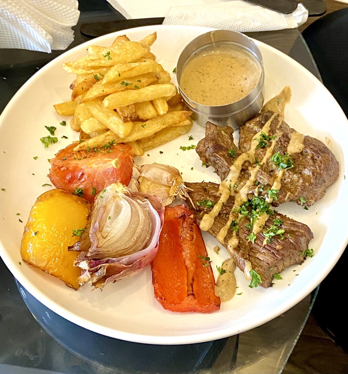 yesfooddakar's tweet photo. Aujourd’hui c’est lundi , rien de mieux pour bien manger qu’un filet de bœuf avec des frites , en plus c’est l’heure du dîner.
Que mangez vous ce soir ?
#filetdeboeuf #yesfood #yesfooddakar https://t.co/3mbraJU7Sj
