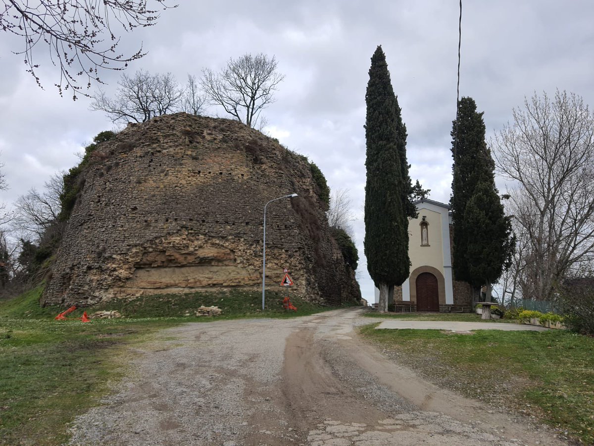 FSamorani's tweet photo. Amor, ch’a nullo amato amar perdona, mi prese del costui piacer sì forte, che, come vedi, ancor non m’abbandona.
Amor condusse noi ad una morte: Caina attende chi vita ci spense”
Queste parole da lor ci fur porte… 
#paoloefrancesca #Dantedi #inferno #roccadigiaggiolo @turismoER https://t.co/uSt6eDbYAx