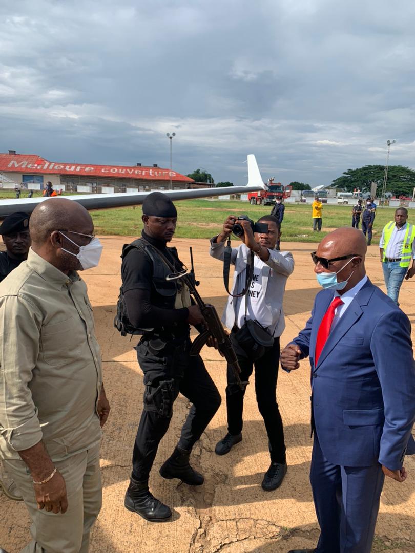 MinITP_RDC's tweet photo. À sa descente, il a été accueilli par le Gouverneur a.i de la province du Kasai central, Tharcisse Kabatusuila.
Non stop, Willy #Ngoopos s’est directement rendu dans la commune de Ndesha où une foule immense l’attendait pour la cérémonie de lancement du projet Tshilejelu 2/3 https://t.co/aQnaAx6gpc