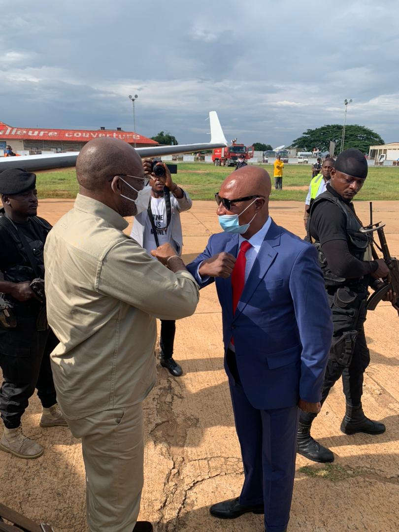 MinITP_RDC's tweet photo. À sa descente, il a été accueilli par le Gouverneur a.i de la province du Kasai central, Tharcisse Kabatusuila.
Non stop, Willy #Ngoopos s’est directement rendu dans la commune de Ndesha où une foule immense l’attendait pour la cérémonie de lancement du projet Tshilejelu 2/3 https://t.co/aQnaAx6gpc