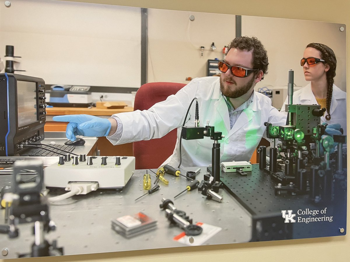 TheGradyLab's tweet image. Lasers, pointing, and good eyewear safety this time. Mad props @KaitlynK113 and JD for the new 2nd floor RGAN decor.