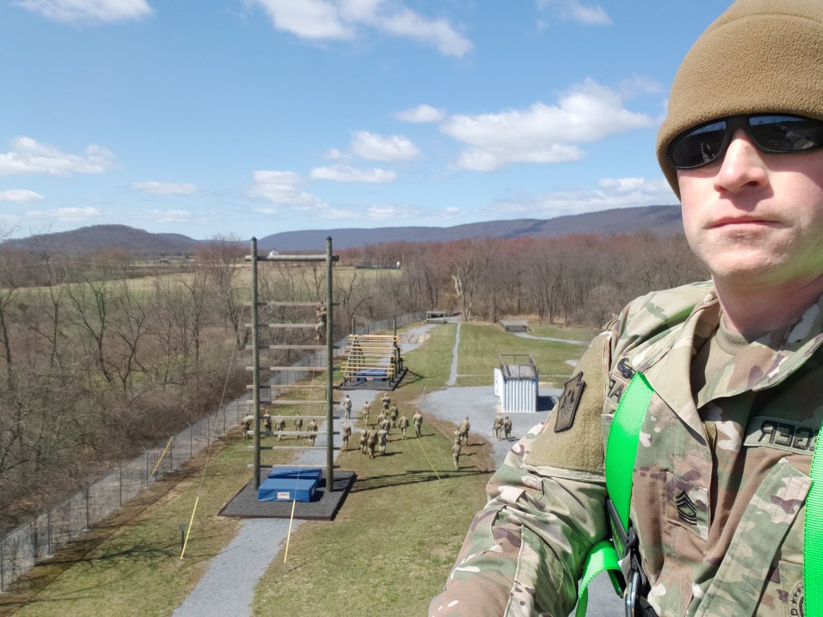 AkRunnen's tweet photo. Air Assault prep course! I get paid for this... https://t.co/tRTSUO4rFf