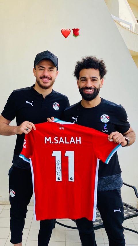 محمد صلاح يهدى الونش قميصه فى ليفربول بعد الفوز على جزر القمر