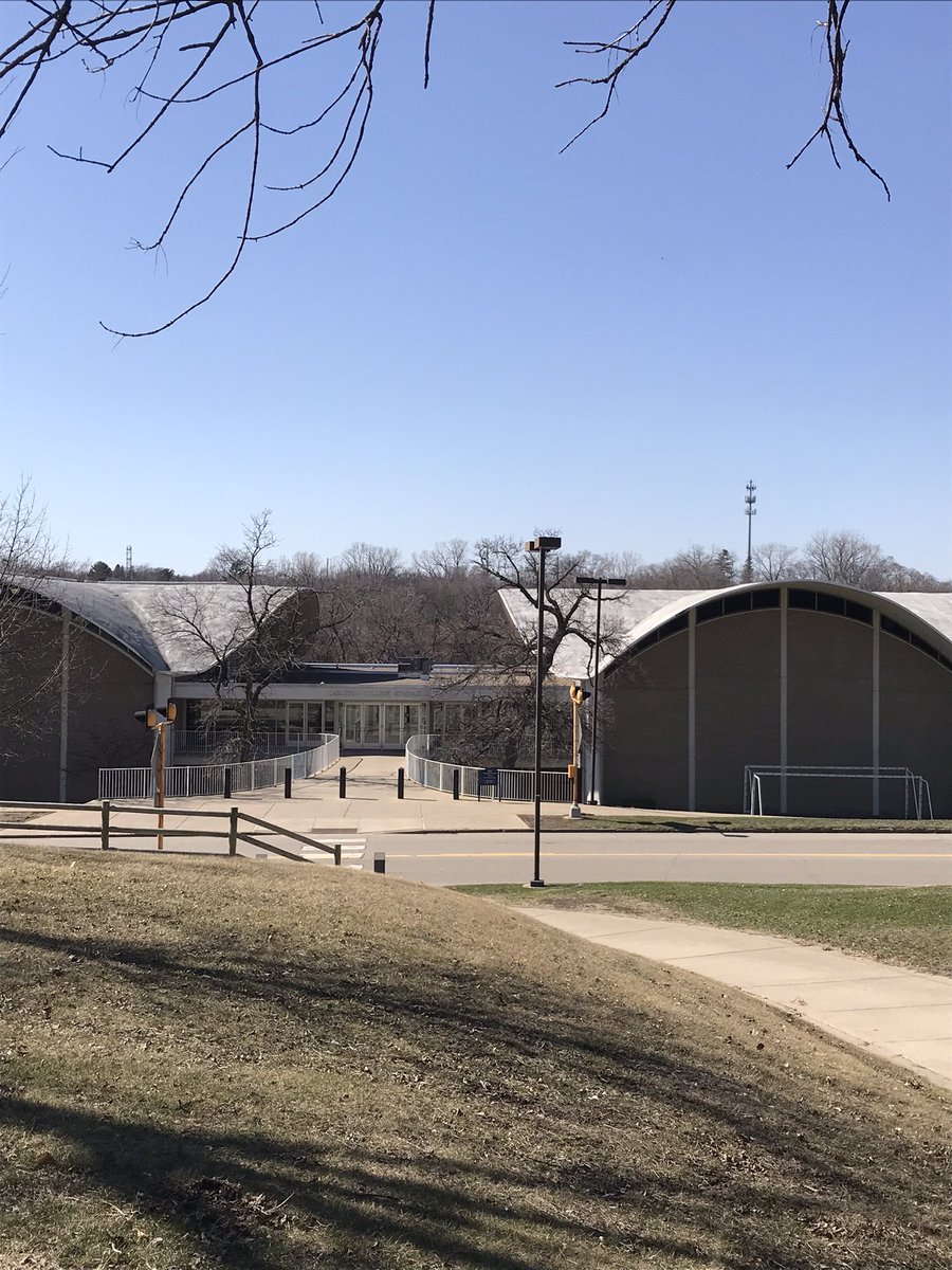 The sunshine looks good on you, West! 71° - what a perfect day to start spring term! ☀️ 📚