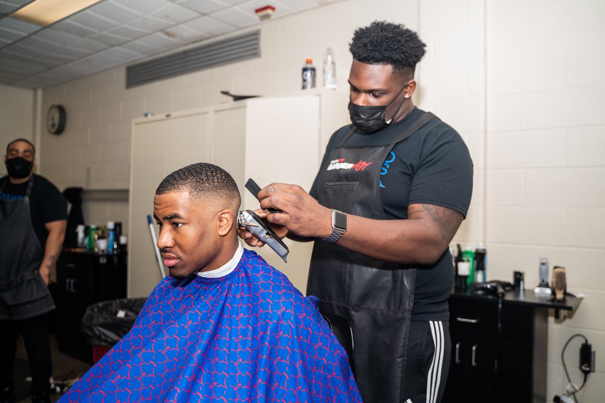 FindlayOilers's tweet photo. We are excited to roll out a number of new initiatives centered on diversity and inclusion on our campus. 

Today the first initiative began as we opened 'The Shop', a service that provides free haircuts to University students.

💈https://t.co/xBsNQ6H3mr https://t.co/CaQnNKRRz2