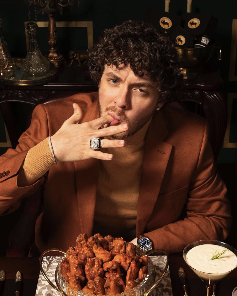 stwuts's tweet photo. now i know this man did not just promote buffalo sauce lookin this fine.... https://t.co/djcJ9wQMeA