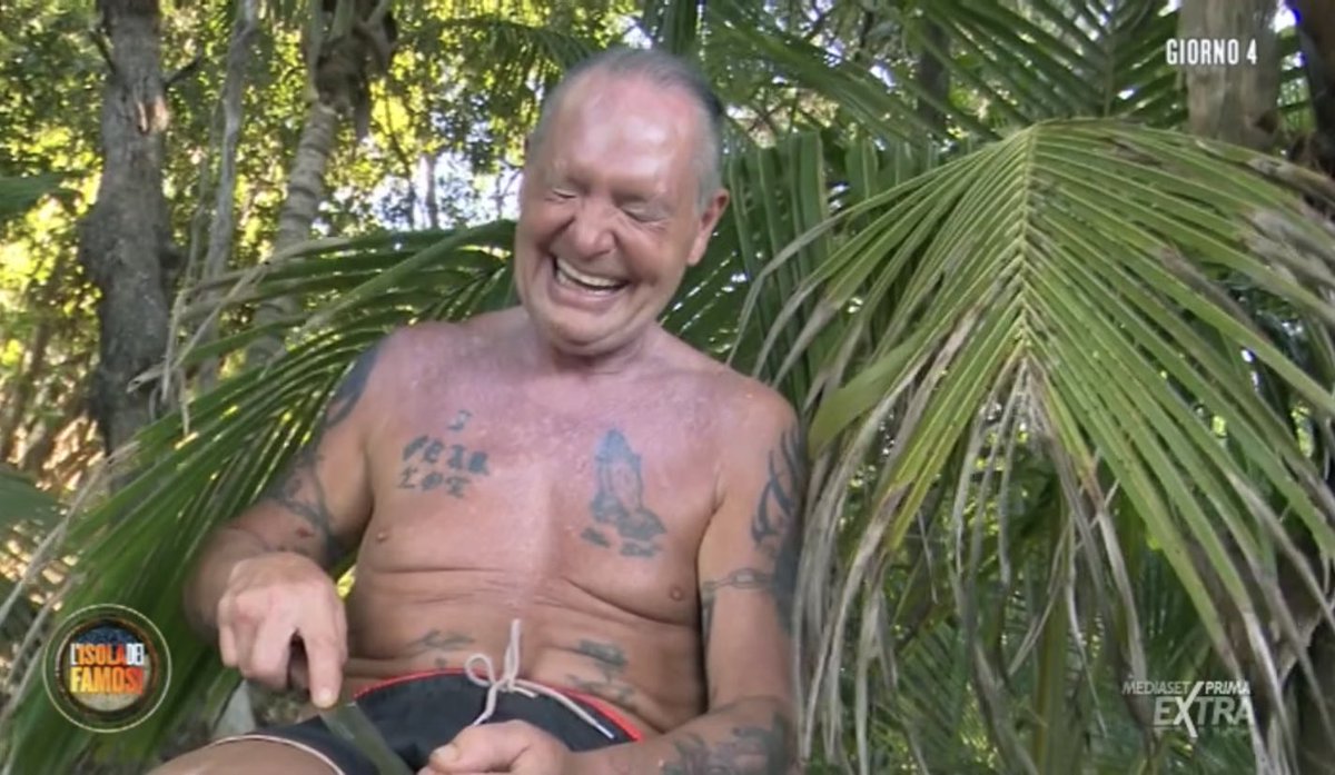 Ilary: "Il medico ti parla in inglese?"
Paul: " So, so. Un po. Meglio di te"

TI AMO PAUL ✈️✈️✈️
#isola