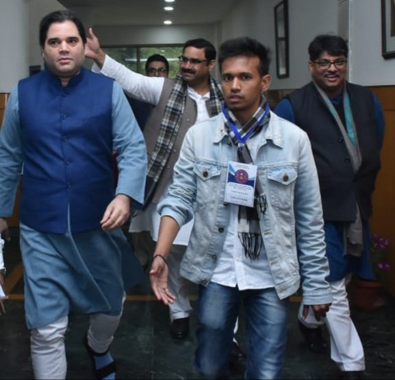 p_rathore__'s tweet photo. With @varungandhi80 international seminar 2018 #DelhiUniversity #postgraduationdays https://t.co/YPfxC6Tk7M